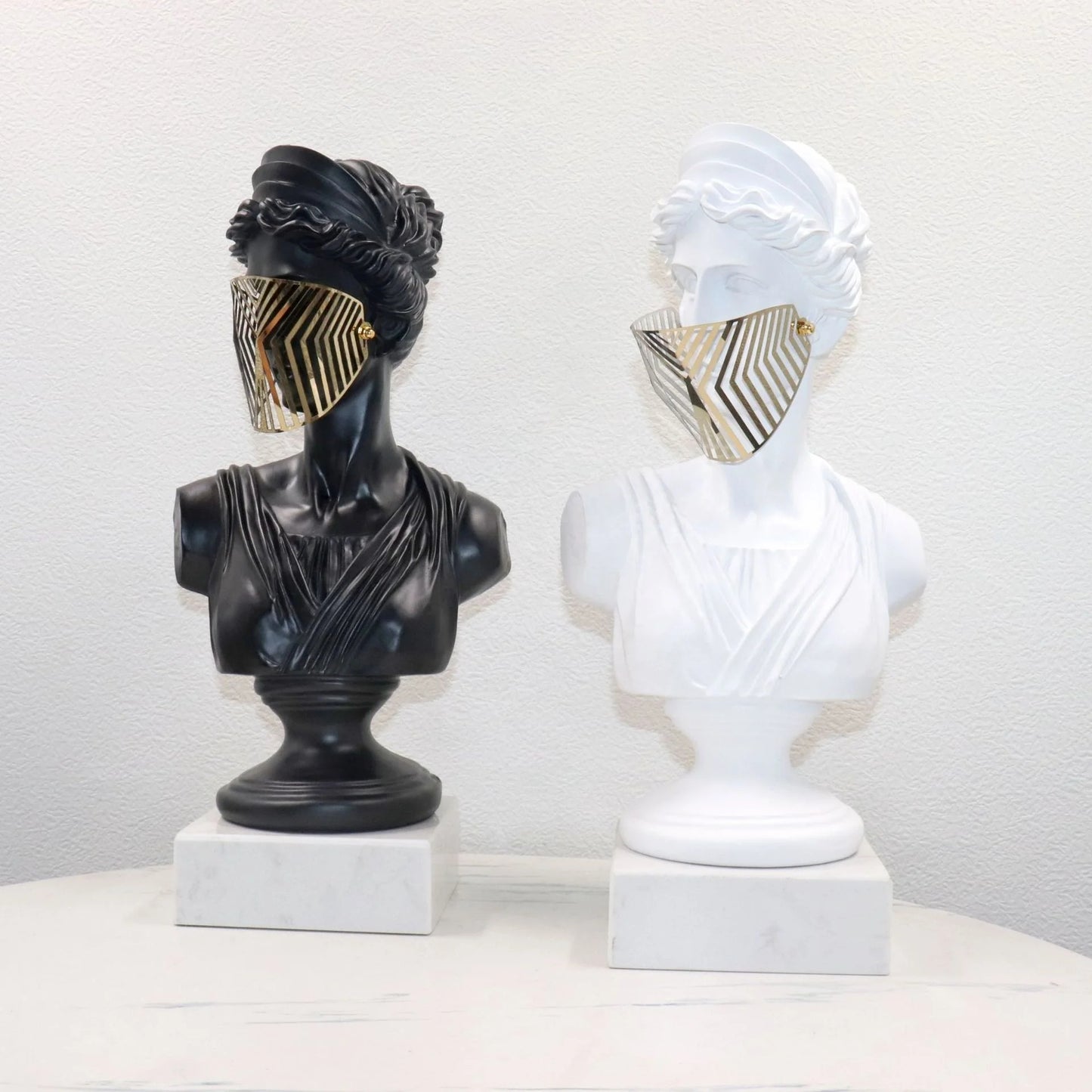 Modern Resin Venus Roman Masked Statue — Elegant Home Decor Sculpture (black & white)