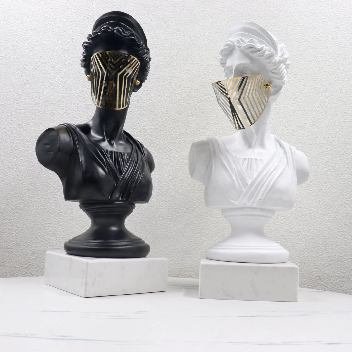 Modern Resin Venus Roman Masked Statue — Elegant Home Decor Sculpture (black & white)