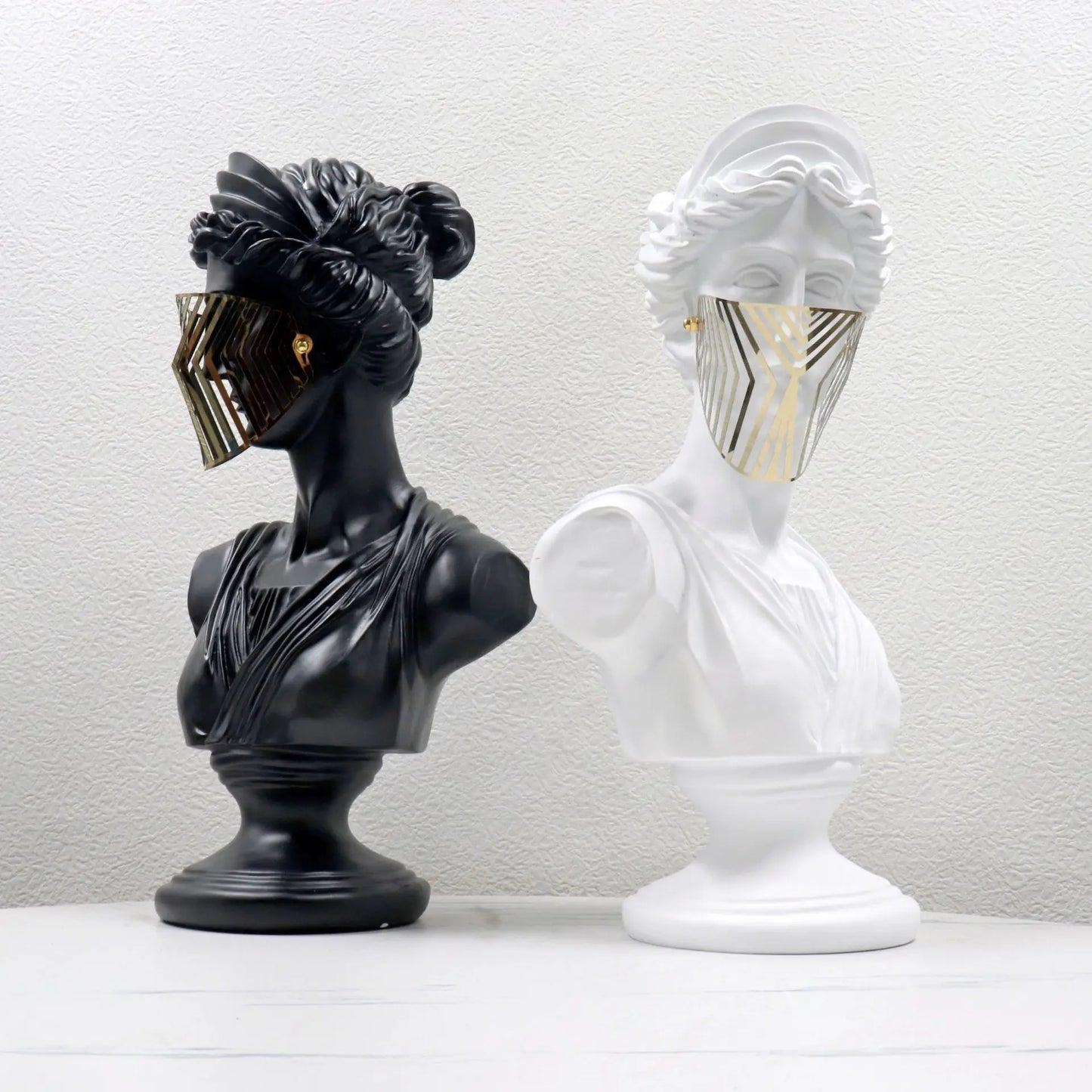 Modern Resin Venus Roman Masked Statue — Elegant Home Decor Sculpture (black & white)